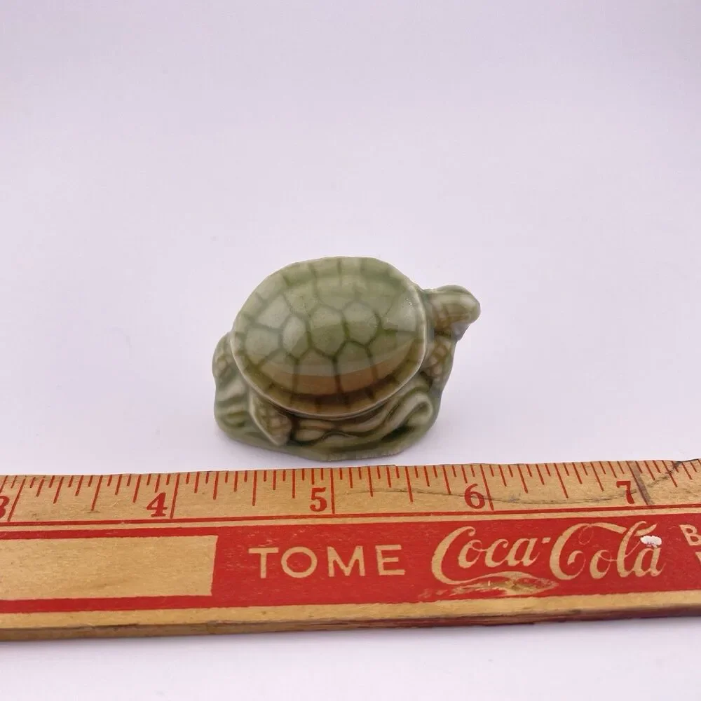 Vintage 1990s Green Sea Turtle figurine from the Wade Whimsies North American